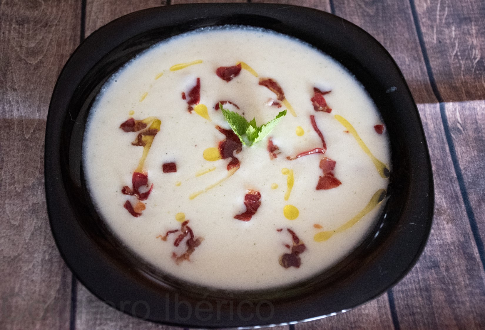 Sopa Fría de melón con jamón