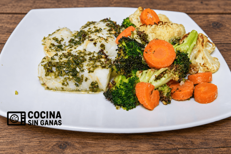Bacalao con picada de ajo y perejil y verduras asadas hechos en freidora de aire, servidos en plato blanco