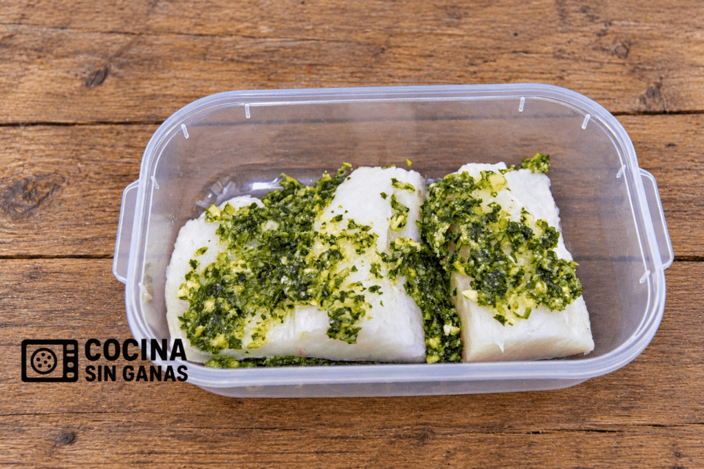 Lomos de bacalao con picada de ajo y perejil en un táper